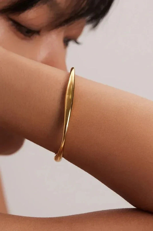 Amara – Gold Minimalist Bangle