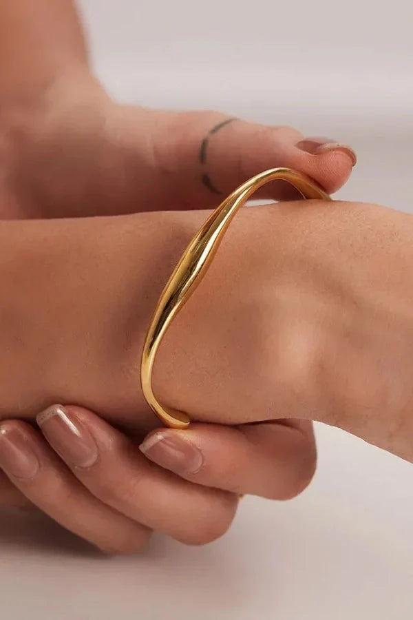 Amara – Gold Minimalist Bangle