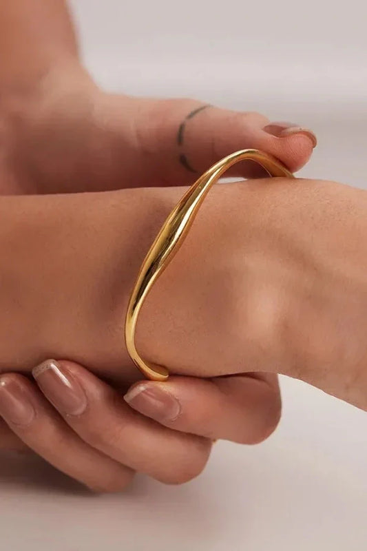 Amara – Gold Minimalist Bangle