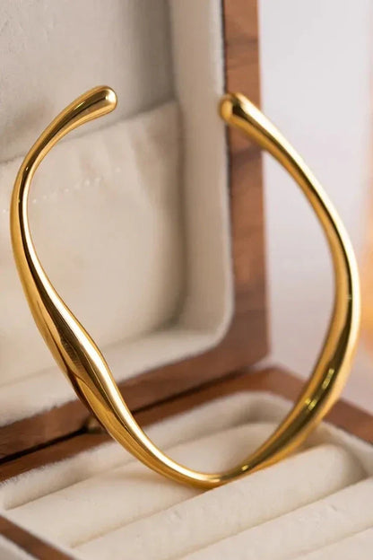 Amara – Gold Minimalist Bangle