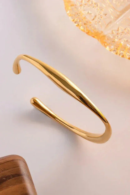 Amara – Gold Minimalist Bangle