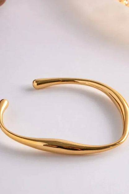 Amara – Gold Minimalist Bangle
