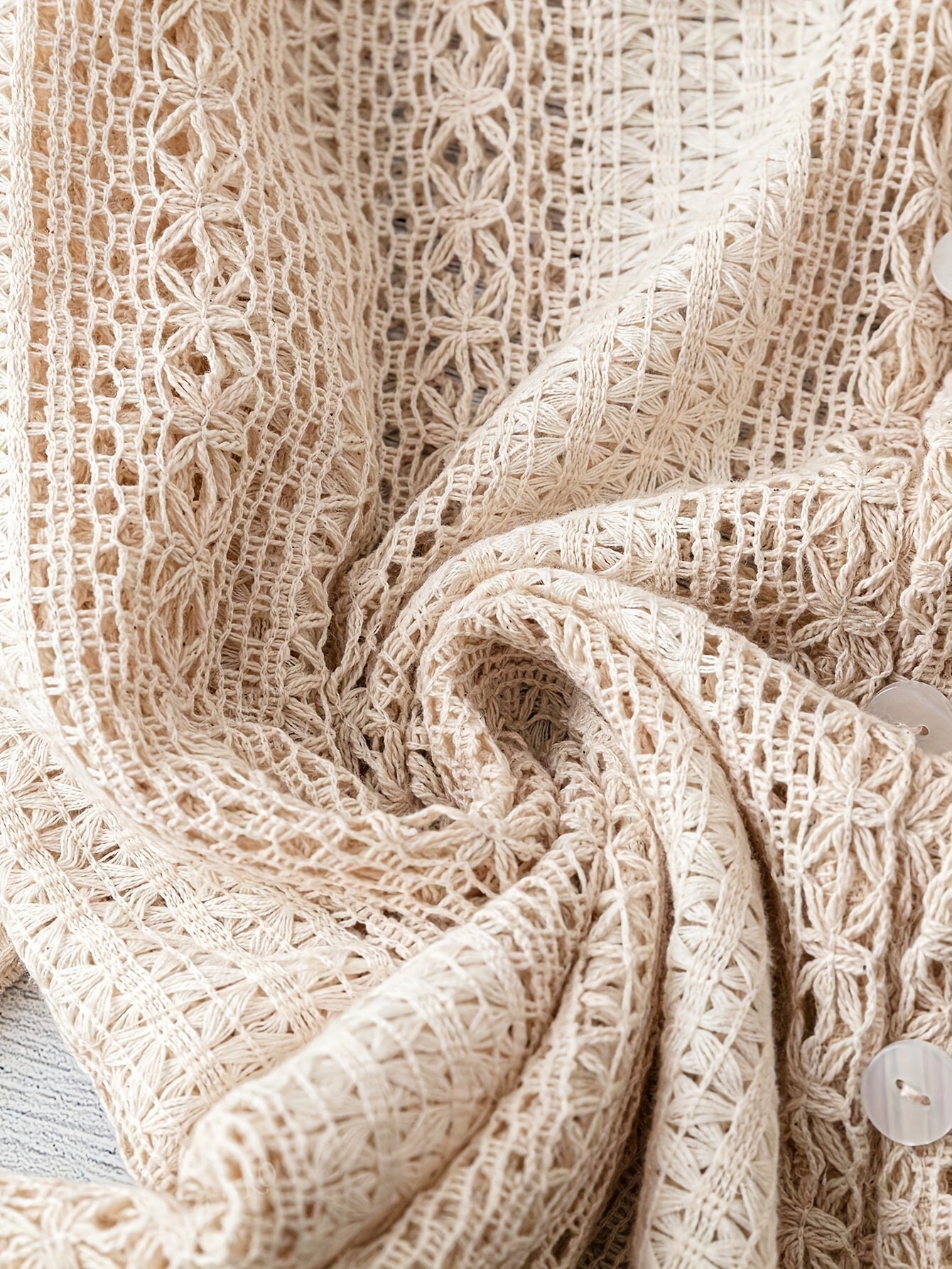 Gwen – Vintage V-Neck Lace Blouse