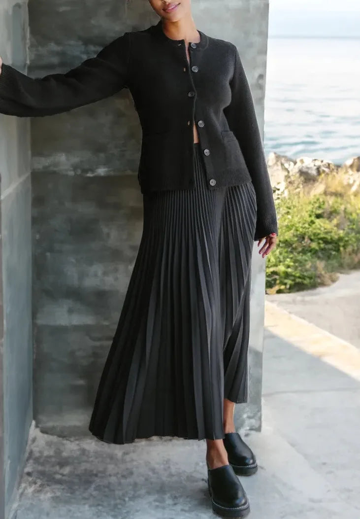 Jolene – Classic Button-Up Cardigan