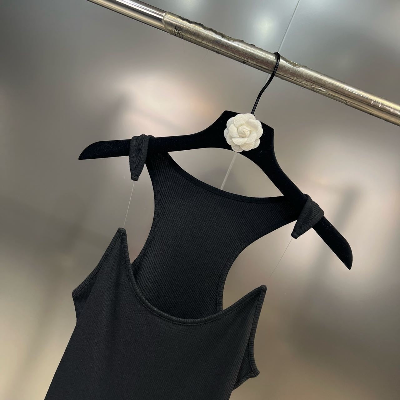 Phoebe – Invisible Strap Ribbed Tank Top